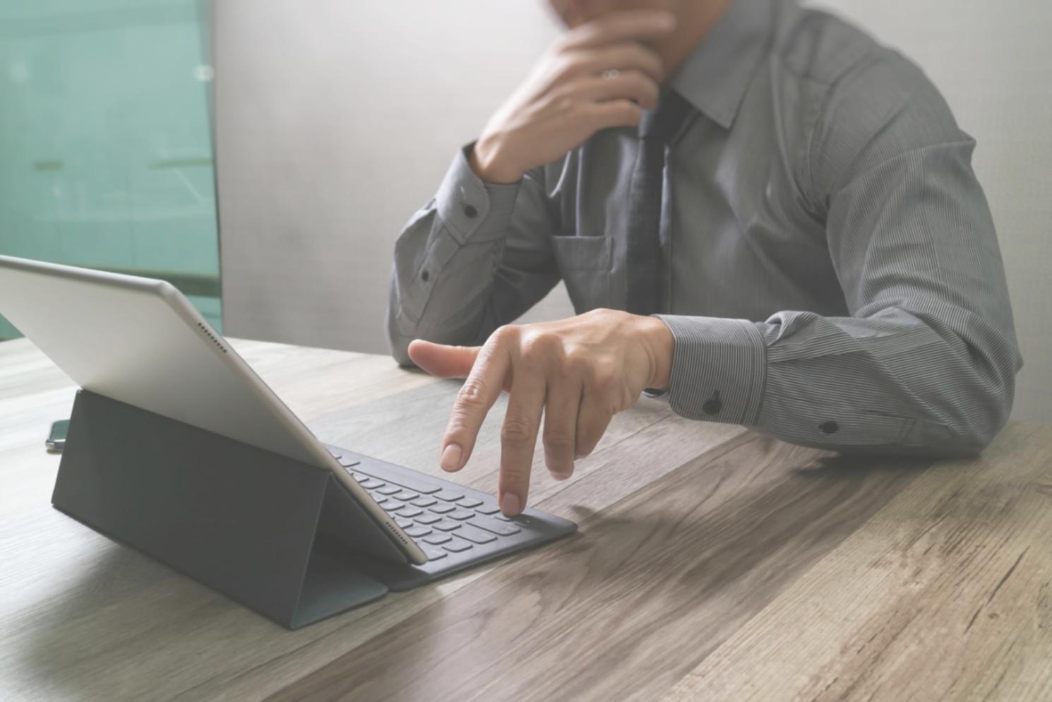 Equipo colaborativo trabajando en contenido educativo